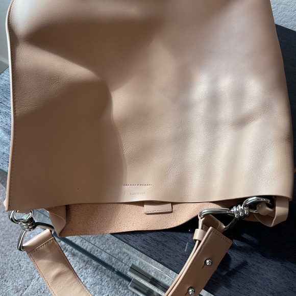 ALLSAINTS CAPTAIN LEATHER NORTH TOTE

SOUTH USED A FEW TIMES JUST LIKE BRAND NEW - Picture 9 of 11